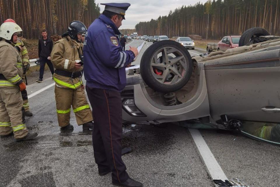 На Тюменском тракте в результате ДТП перевернулся автомобиль - Фото 1