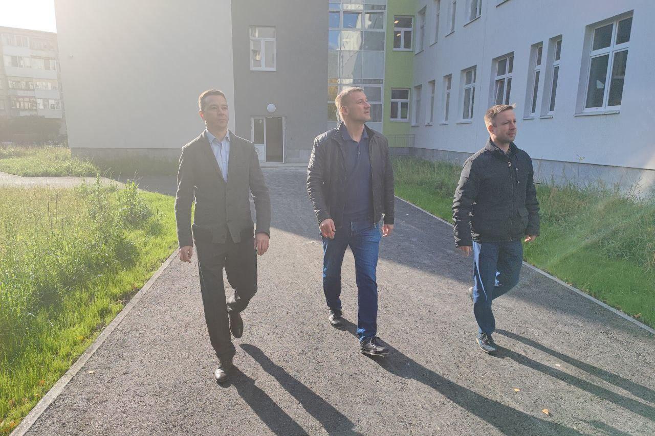 Депутат ЗакСО Алексей Свалов проинспектировал ход строительства школы №4 в Верхней Пышме - Фото 1