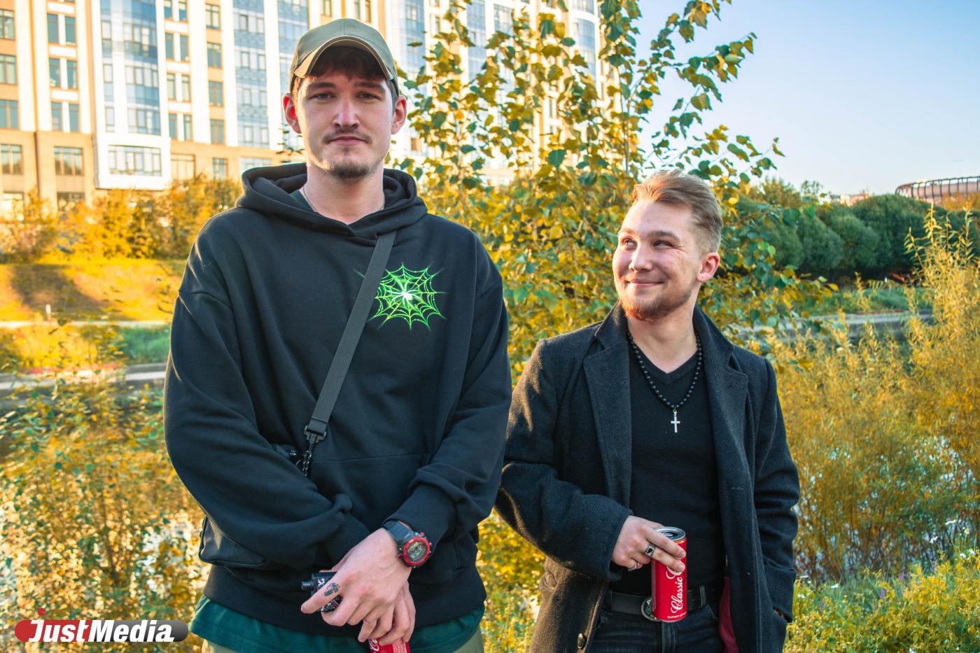 Медбрат Никита Вельготченко и медицинский работник Владислав Онучин: «Все будет, но не сразу» В Екатеринбурге +17 градусов - Фото 1