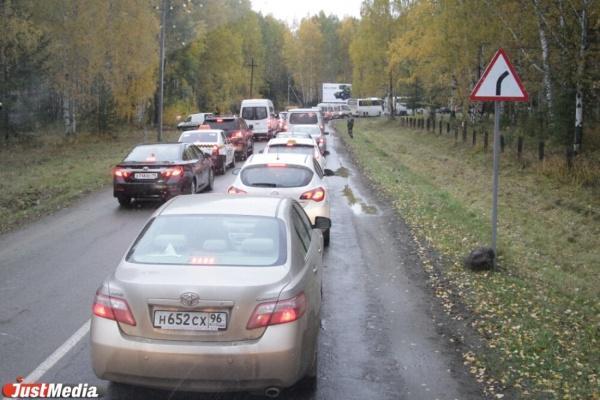 На Россельбане образовалась двухкилометровая пробка из-за дорожных работ - Фото 1