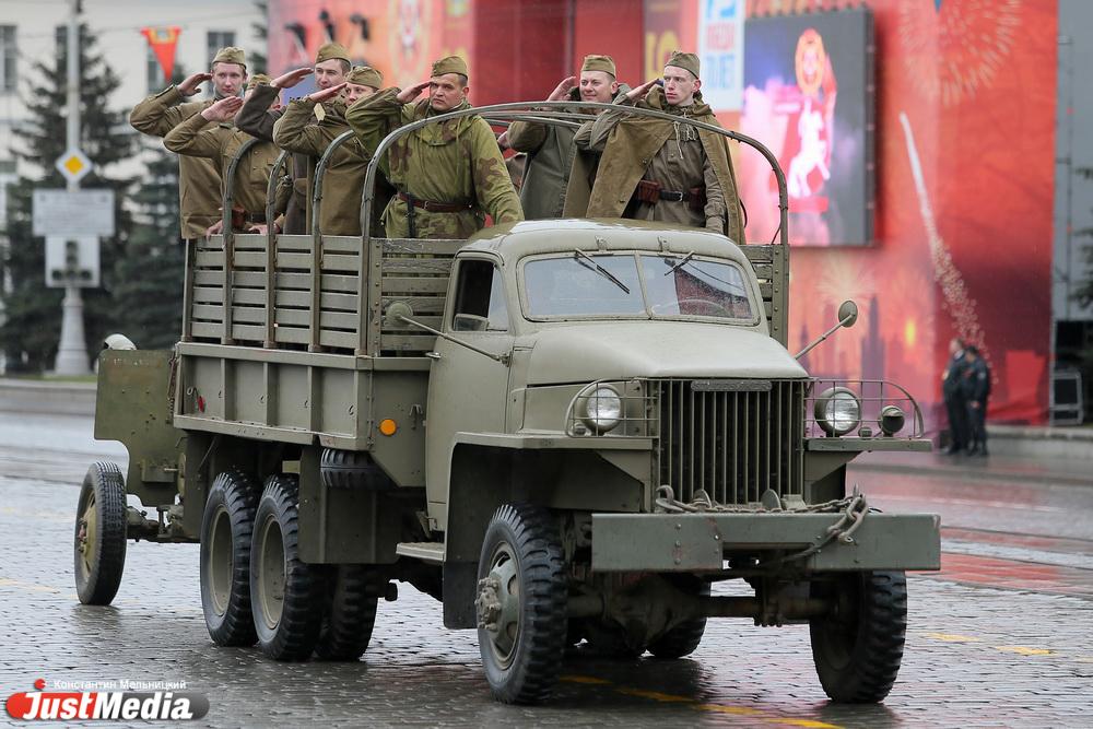 Призывникам в военкомате Екатеринбурга показали представление - Фото 1
