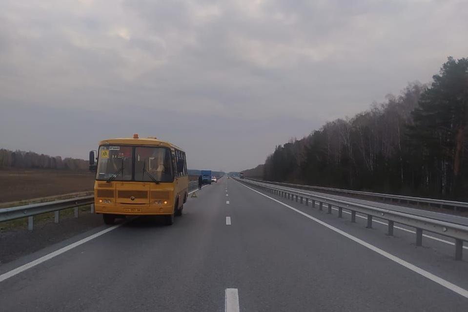 На Тюменском тракте столкнулись Газель и школьный автобус - Фото 1