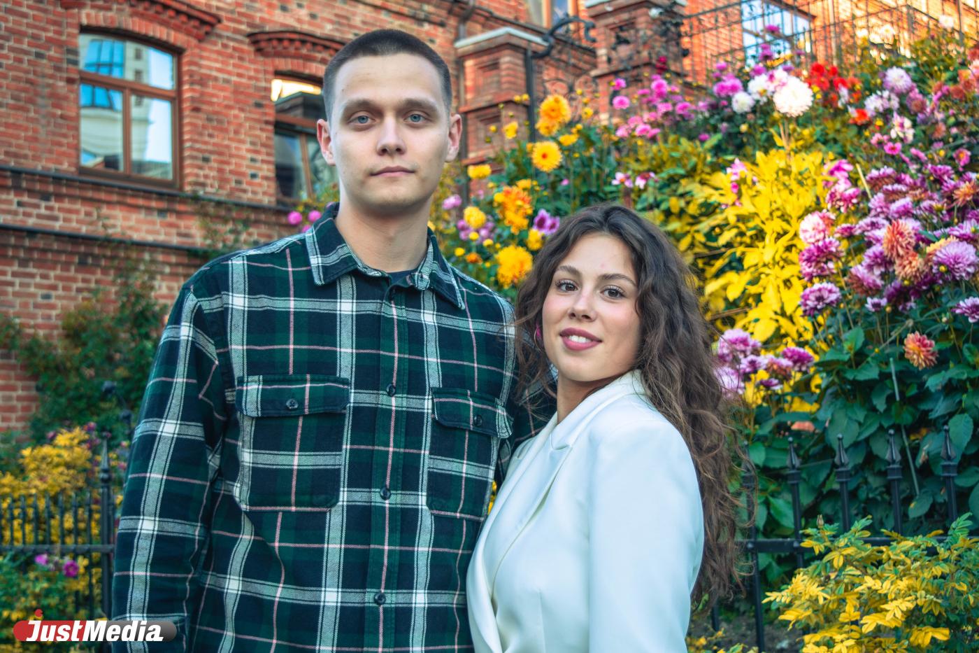 Диана Фомина и Денис Дмитриев, студенты: «Желаем, чтобы солнце осенью согревало». В Екатеринбурге +6 градусов - Фото 1
