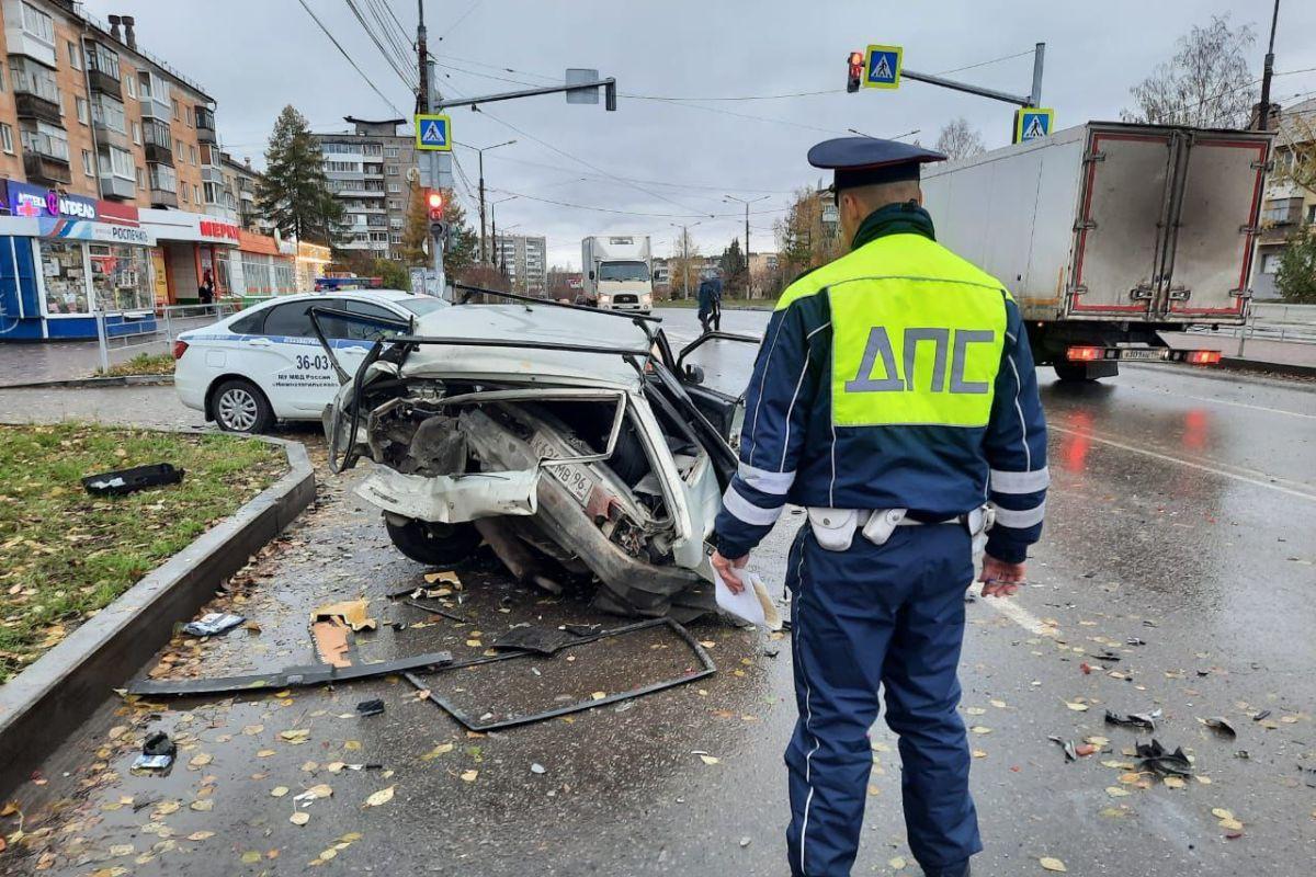 Водителя из Нижнего Тагила зажало в «девятке» из-за «пьяного» ДТП - Фото 1