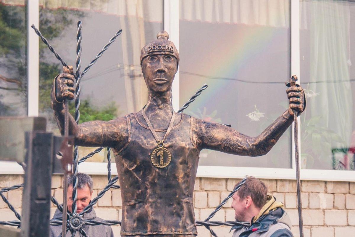 На Урале установили памятник лыжника, который уже прозвали «женихом Аленки» - Фото 1