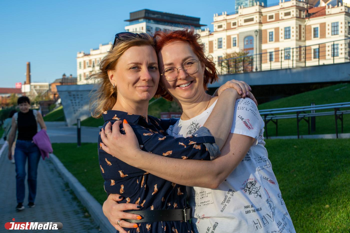 Ведущий специалист Татьяна Колбина и оператор ЭВМ Юлия Дитятьева: «Любим осень за цвета и шуршащие листья». В Екатеринбурге +14 градусов - Фото 1