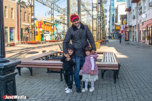 Парвиз Сафахотджаев, глава семьи: «Гуляем в теплую осеннюю погоду все вместе». В Екатеринбурге +6 градусов