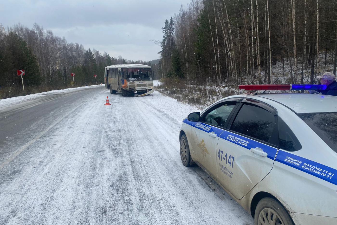 Под Ревдой водитель легковушки влетел в автобус. Пострадали четыре человека - Фото 1