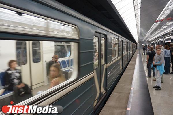В метро Екатеринбурга на рельсы упал пьяный мужчина. Поезд успел остановиться - Фото 1
