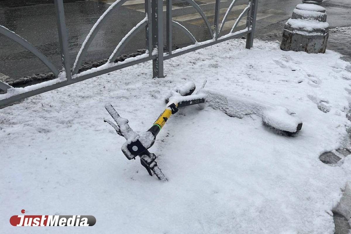 Кикшеринг Whoosh отключил самокаты в Екатеринбурге из-за снегопада - Фото 1