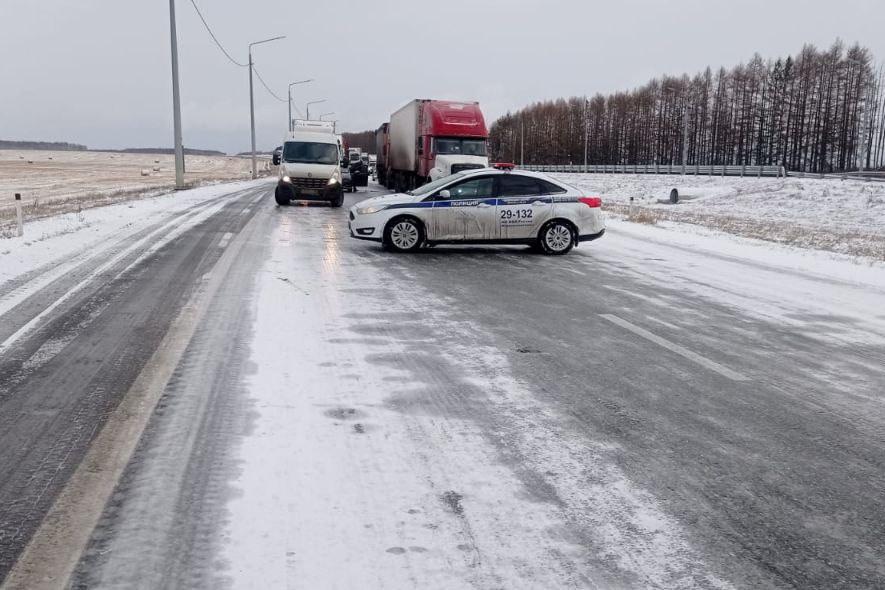 Из-за гололеда ГИБДД полностью перекрыла движение по Тюменскому тракту в Камышловском районе - Фото 1
