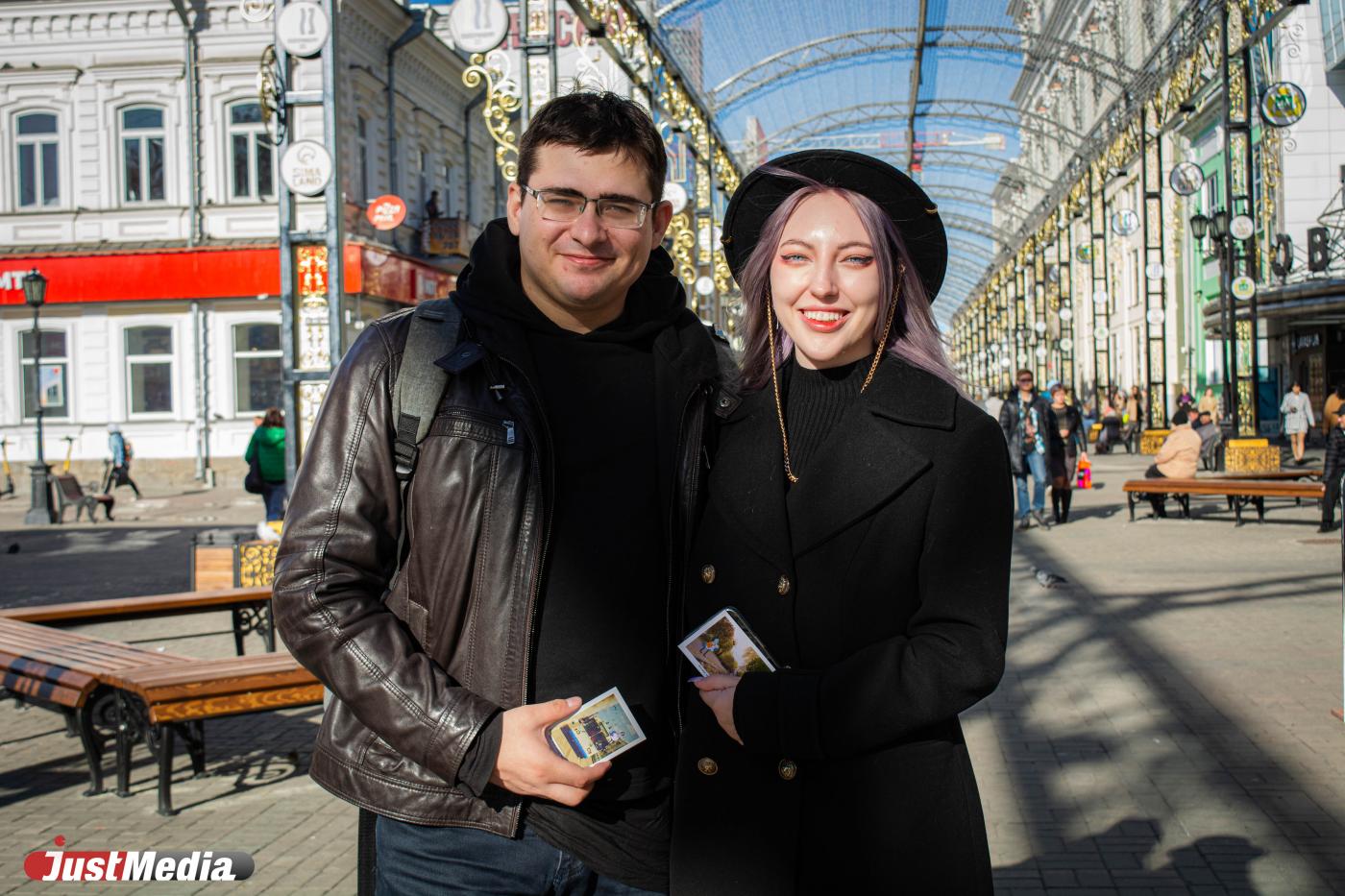 Художник Леся Шабис и помощник художника Дмитрий Шихалев: «В солнечную погоду мы любим гулять у воды». В Екатеринбурге –2 градуса - Фото 1