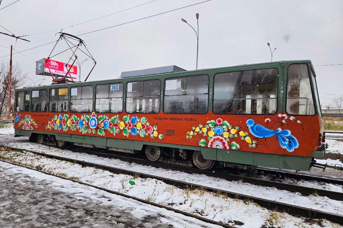 В Екатеринбурге появился трамвай, украшенный уральской росписью - Фото 1