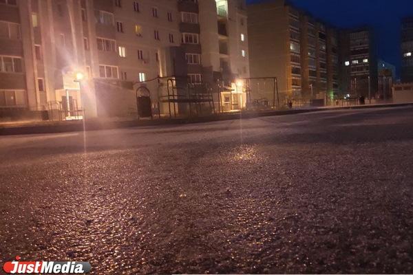 В Екатеринбурге девушка с ребенком на руках упала на заледеневшем крыльце - Фото 1