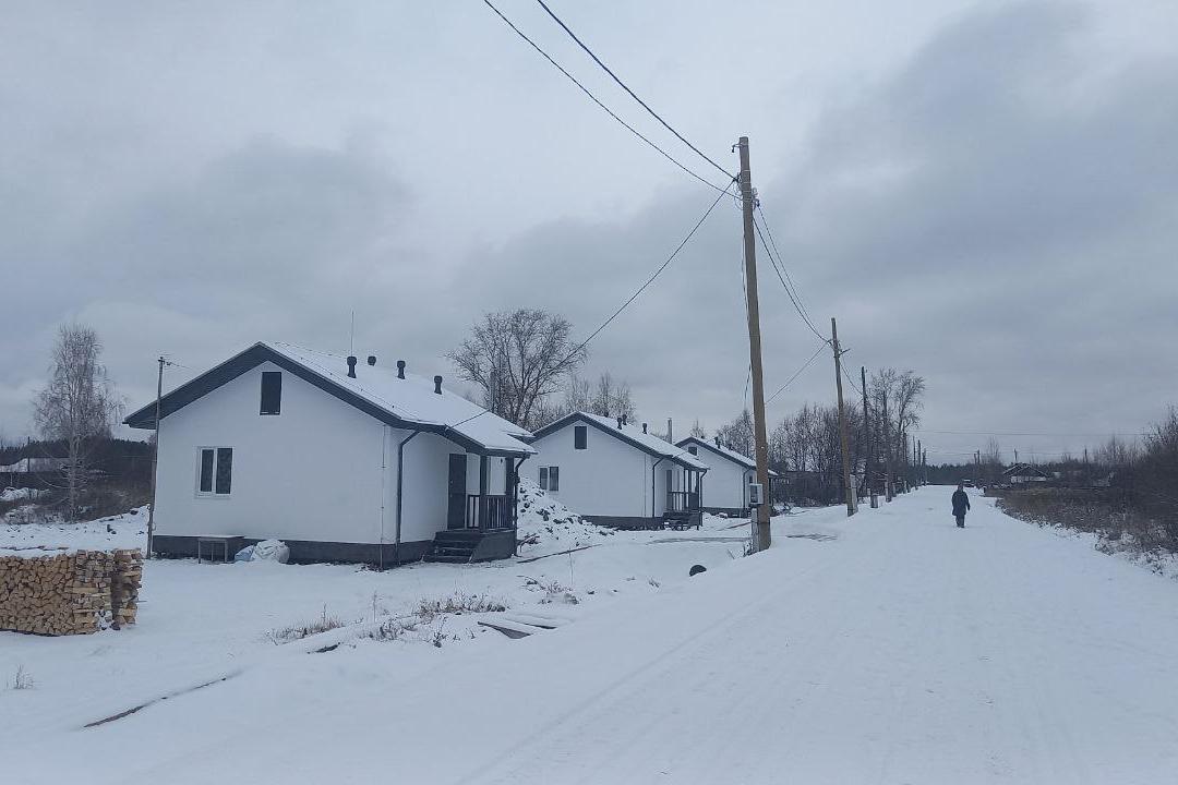 Строители закончили возведение всех 26 домов для погорельцев в Таёжном - Фото 1