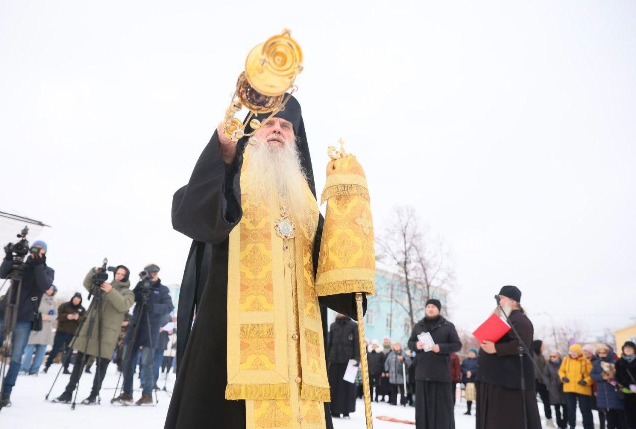 В Алапаевске освятили купола и кресты Александра Невского - Фото 1