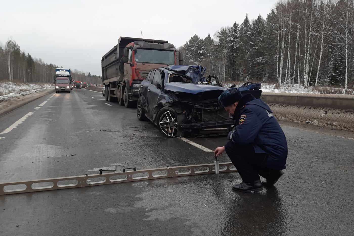 На Пермском тракте в столкновении «Мерседеса» и двух грузовиков пострадала беременная женщина - Фото 1
