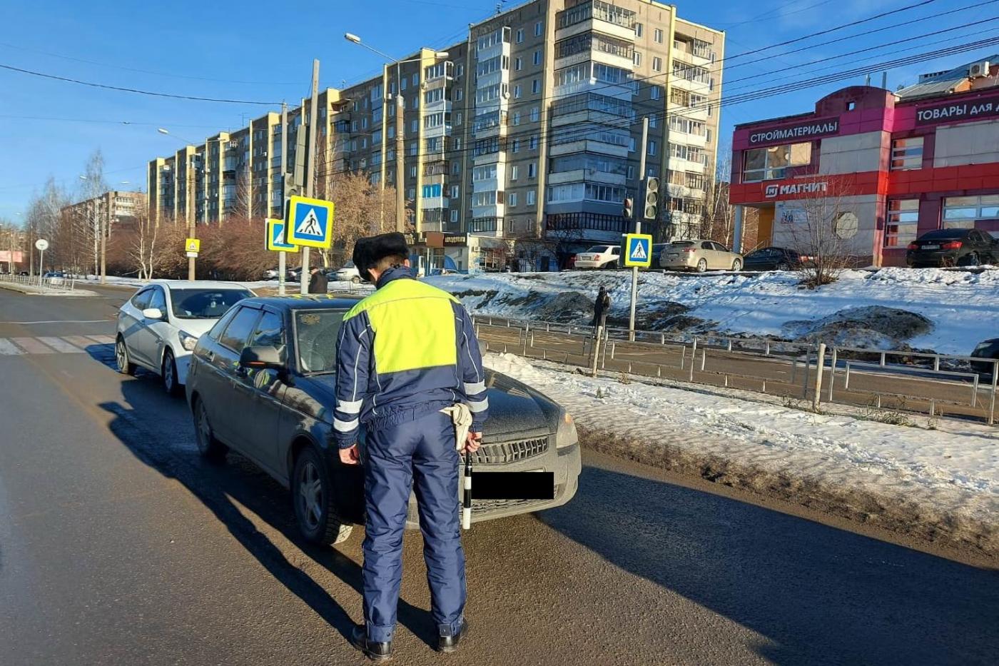В Нижнем Тагиле водитель-новичок на «Ладе», проехав на красный, сбил двухлетнего малыша - Фото 1