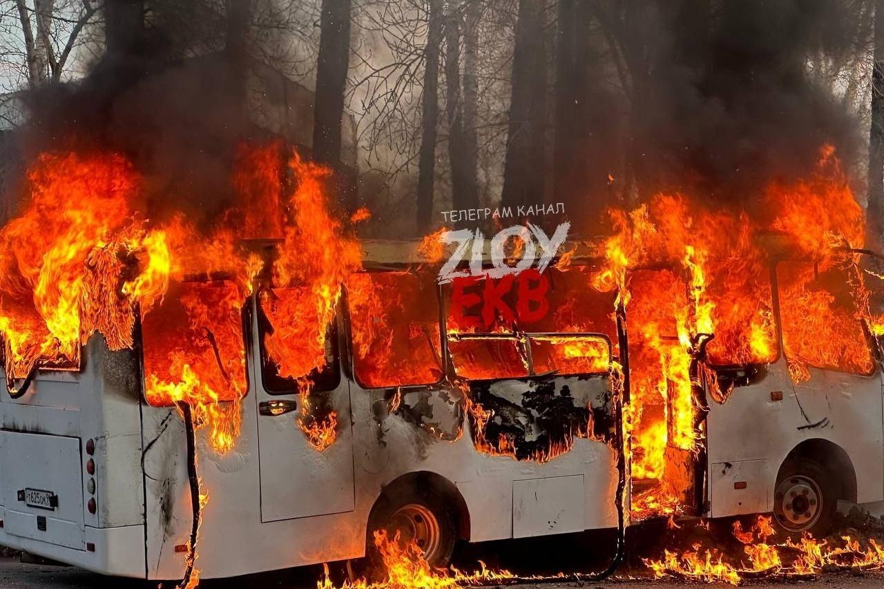 На Вторчермете прямо на дороге загорелся автобус - Фото 1