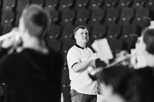 В Екатеринбурге внезапно скончался известный дирижер Денис Лонговой - Фото 1