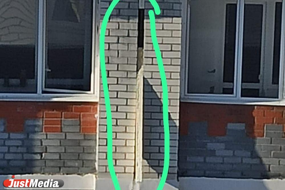 Из клубного дома в Екатеринбурге накануне морозов выпал утеплитель - Фото 1