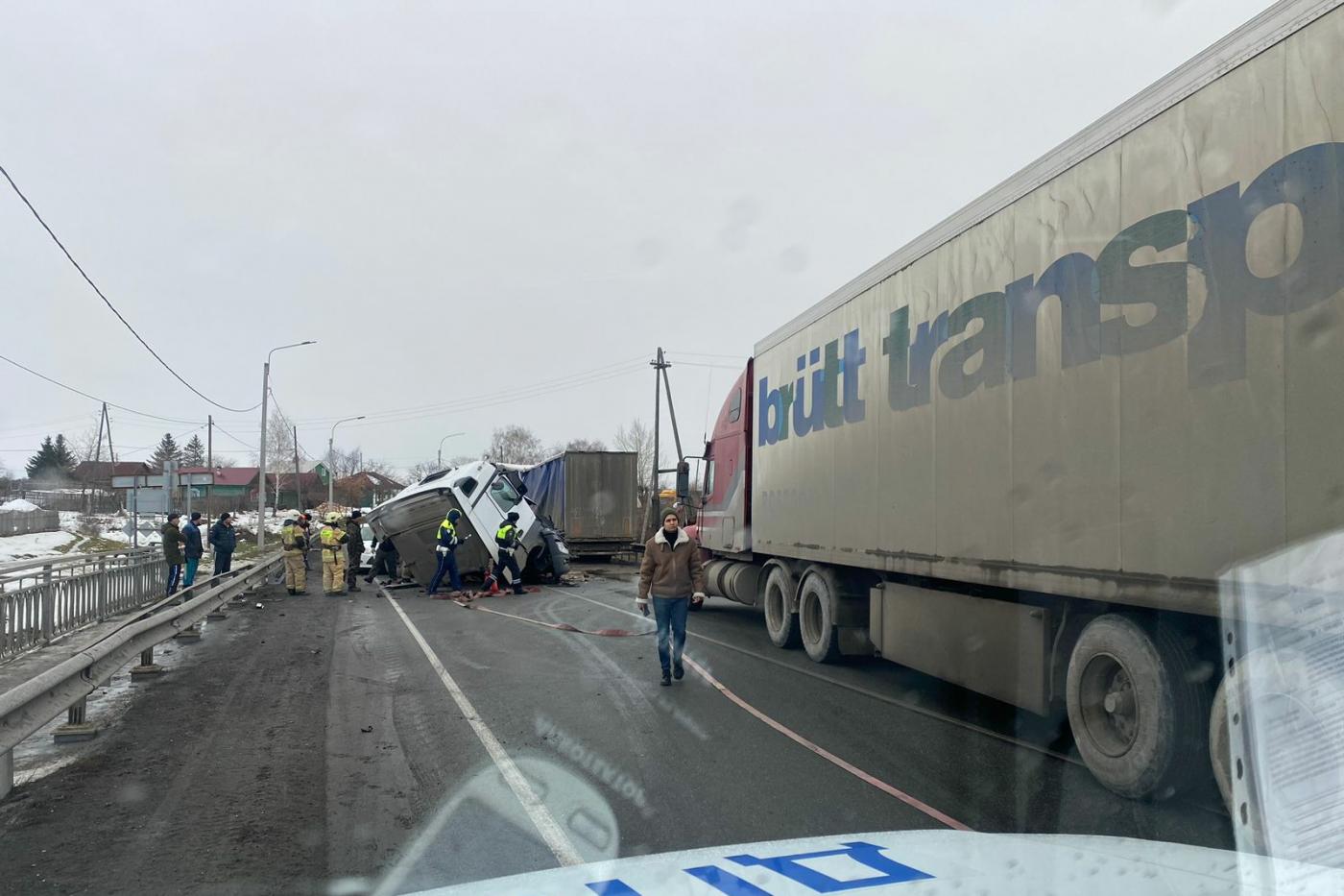 Трассу Екатеринбург – Шадринск – Курган перегородили столкнувшиеся грузовики - Фото 1