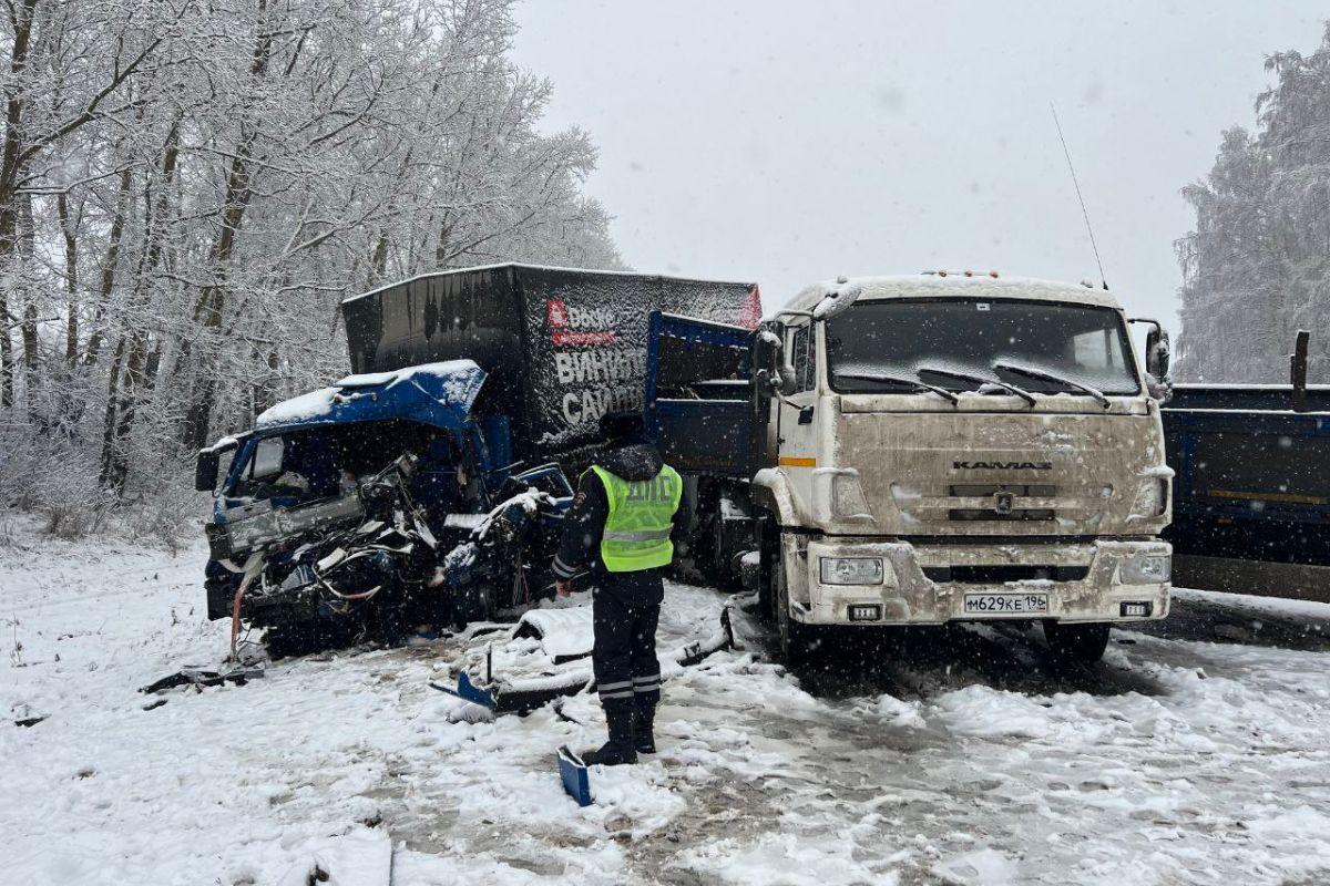 На трассе под Екатеринбургом в смертельном ДТП столкнулись два «КамАЗа» - Фото 1