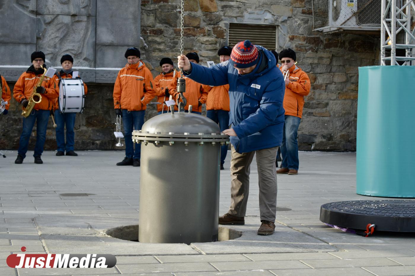 Новую капсулу времени на 50 лет заложили в Екатеринбурге - Фото 1