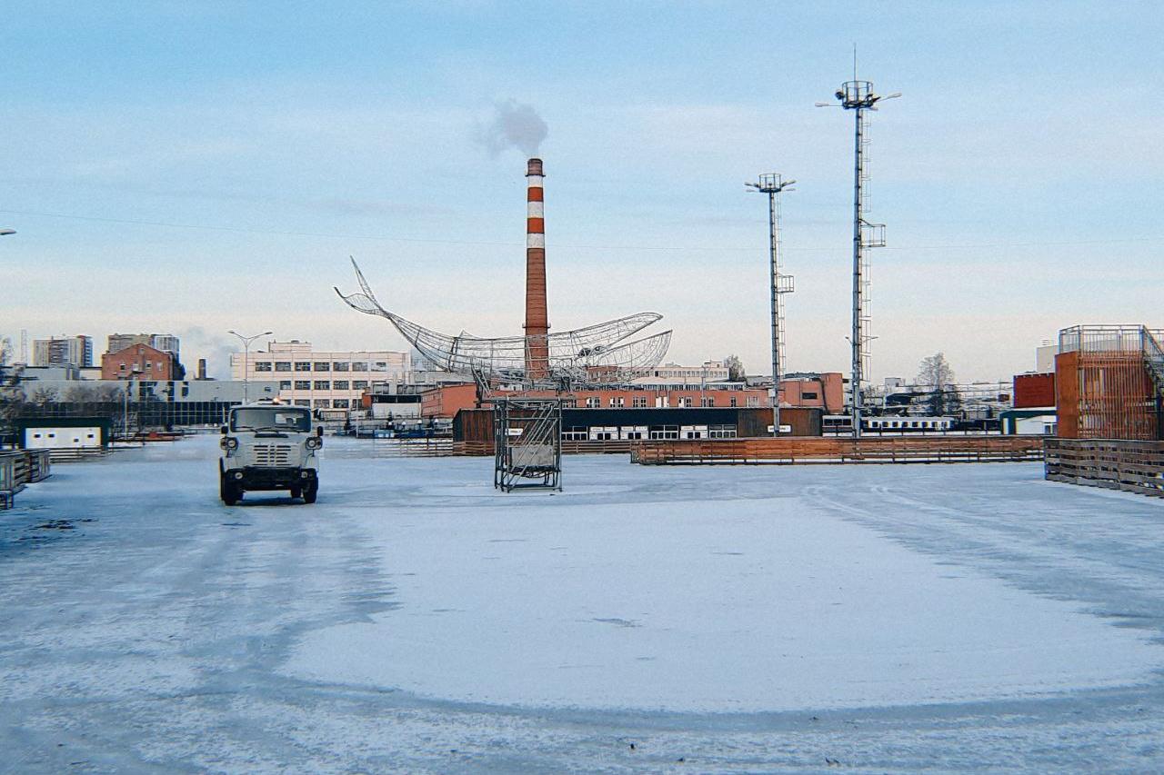 В парке Маяковского начали заливать каток «Северное сияние» - Фото 1