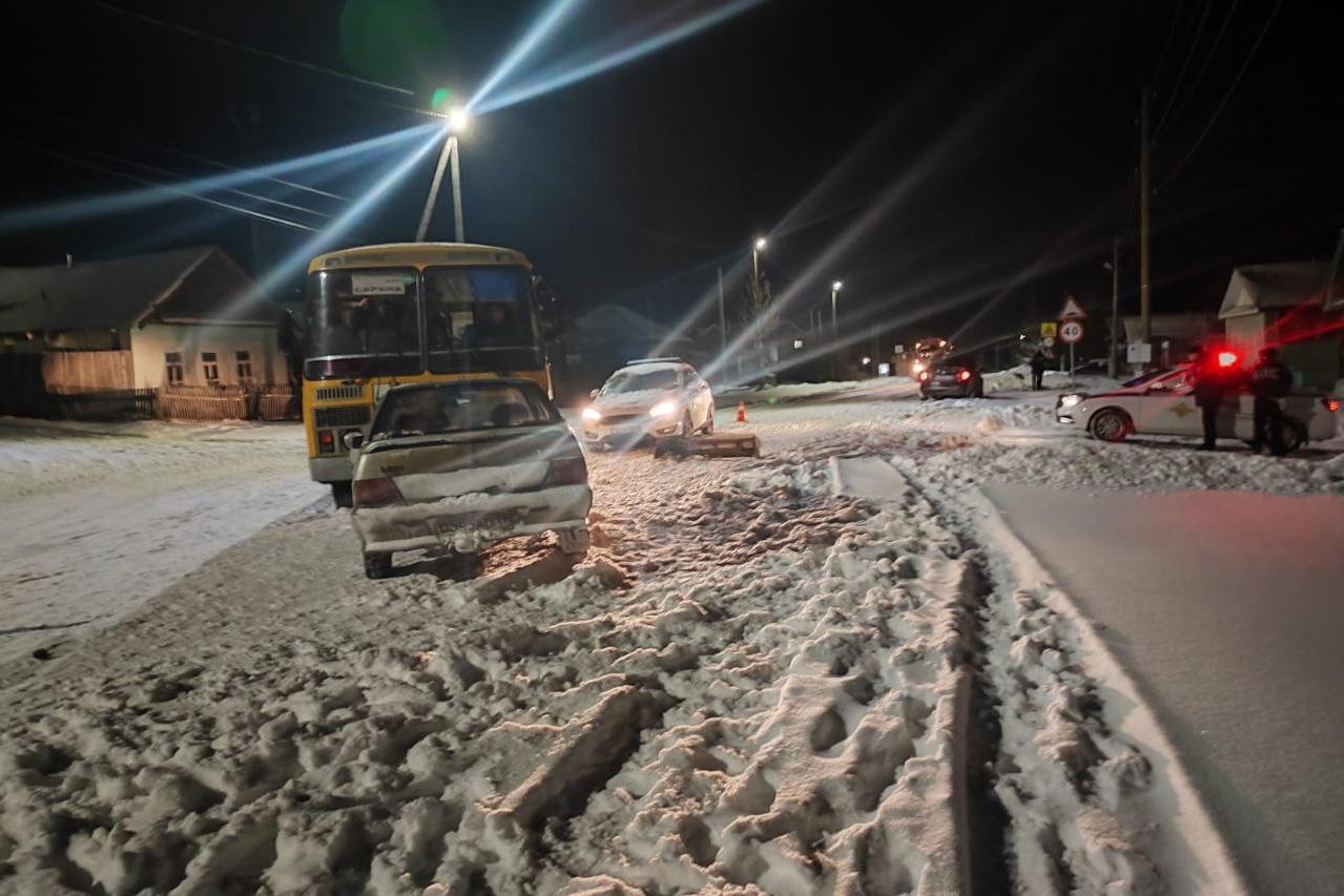 В Красноуфимске ВАЗ столкнулся с пассажирским автобусом - Фото 1