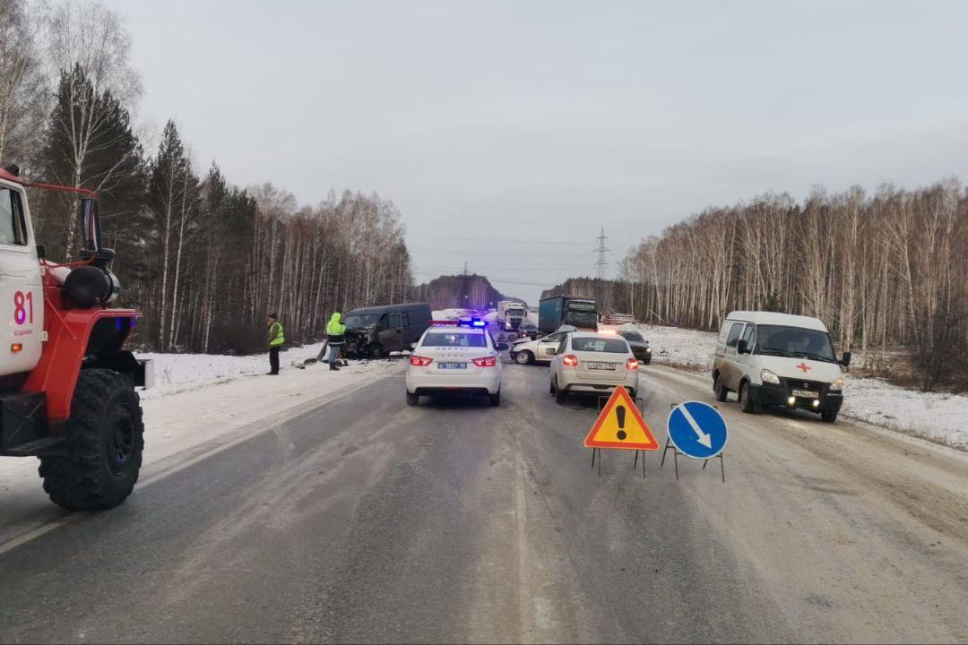 На Тюменском тракте водитель легковушки погиб в лобовом ДТП - Фото 1