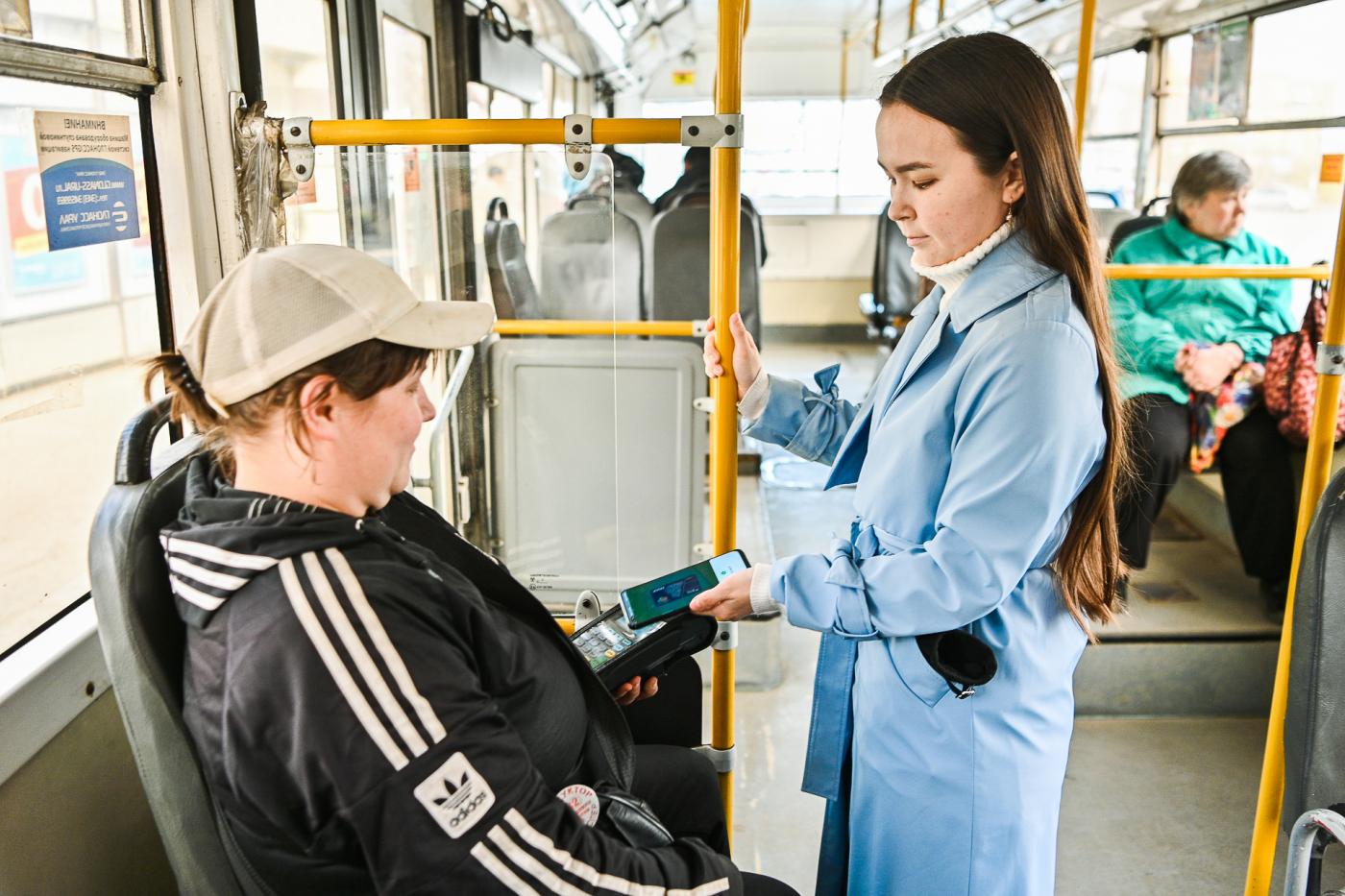 40 миллионов рублей остались в  кошельках екатеринбуржцев благодаря оплате проезда  - Фото 1