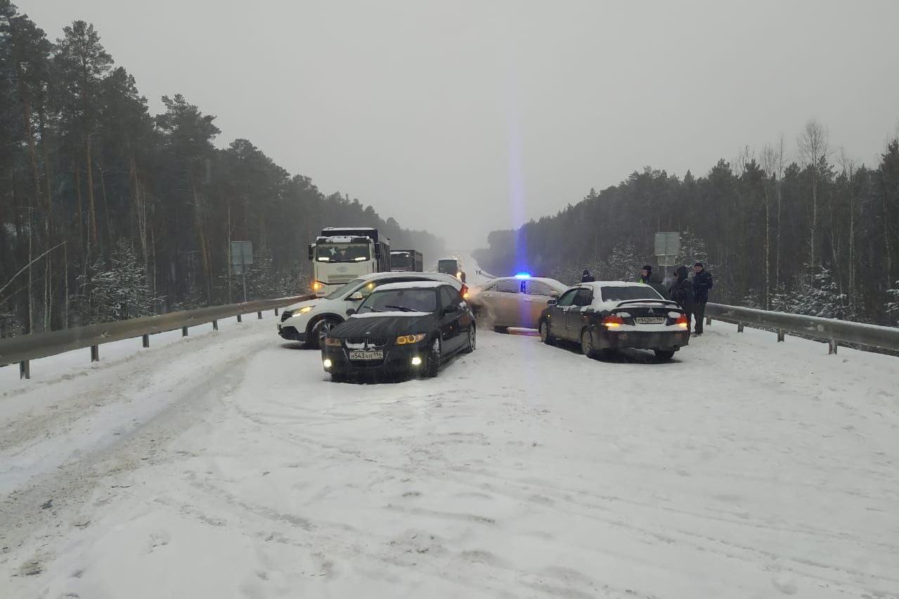 На ЕКАДе из-за снежной каши столкнулись пять автомобилей - Фото 1