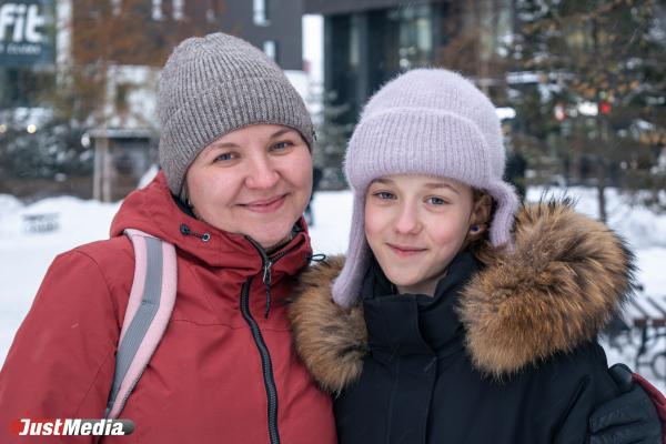 Елена и Злата Гамировы, педагог и будущая актриса: «На дорогах – катастрофа, но мы скучали по снегу». В Екатеринбурге -13 градусов