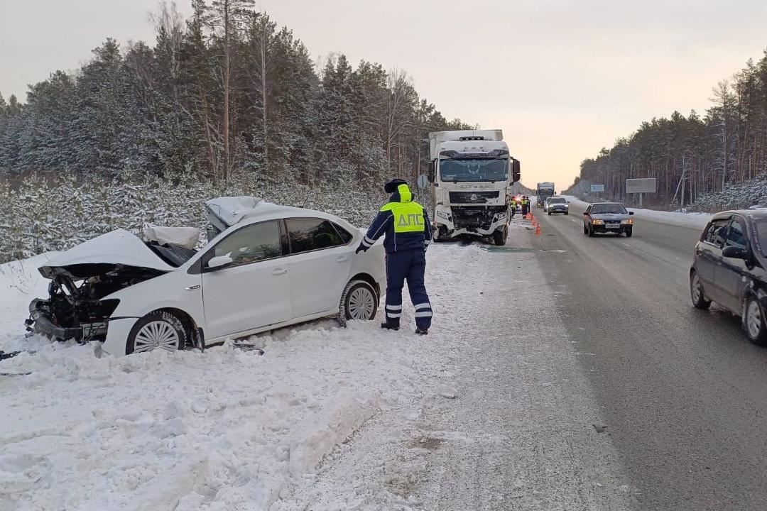 На ЕКАДе в лобовом ДТП погиб водитель легковушки - Фото 1