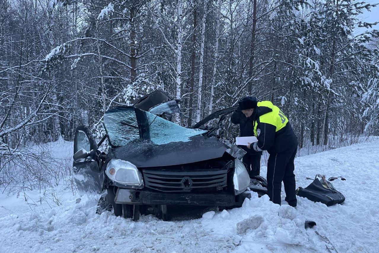 За рулем Renault, столкнувшегося на встречке с автобусом, находилась женщина - Фото 1