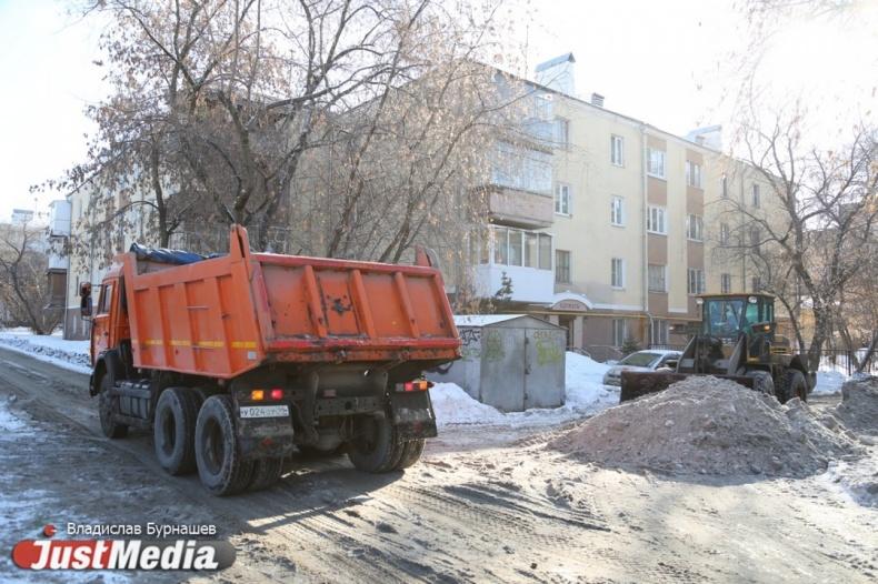 Алексей Орлов поручил в кратчайшие сроки вывезти снег на спецполигоны - Фото 1