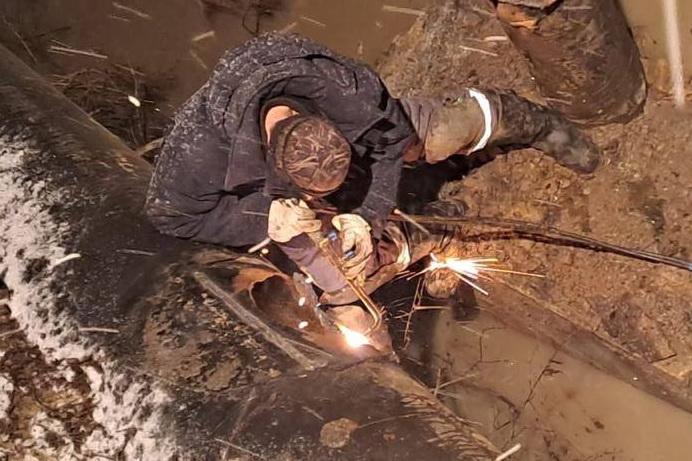 В Первоуральске коммунальщики до сих пор устраняют аварию на водопроводе - Фото 1