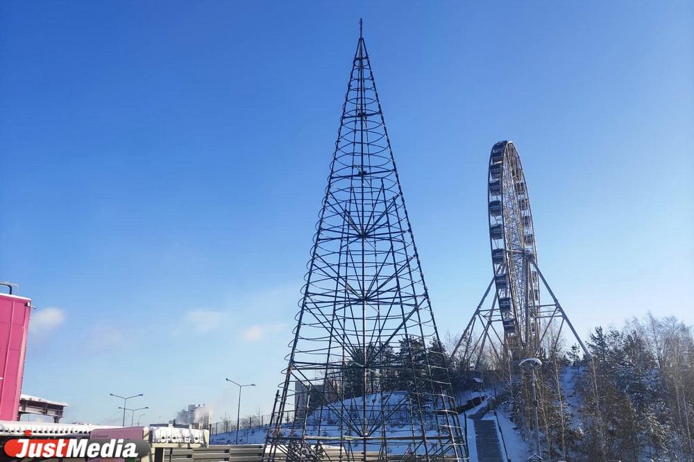 Жители ВИЗа возмутились отсутствием елки в парке у «Радуги» - Фото 1