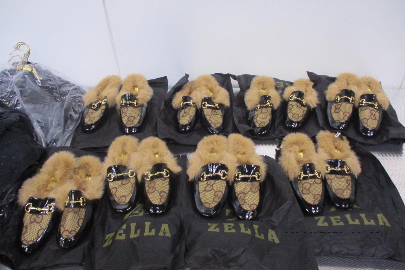 Екатеринбурженка прилетела из Стамбула и привезла с собой 105 кг одежды и обуви - Фото 1