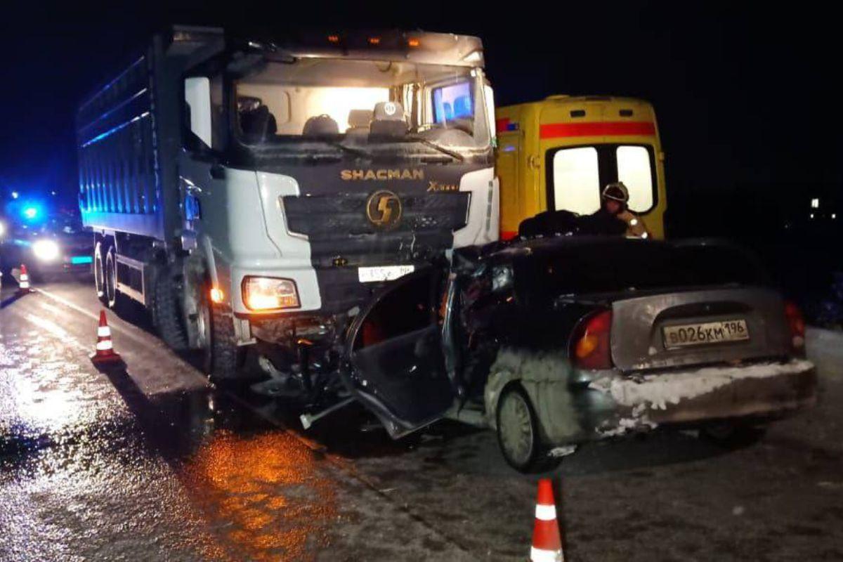 В Екатеринбурге студент за рулем легковушки залетел под КАМАЗ. Машину перемололо - Фото 1