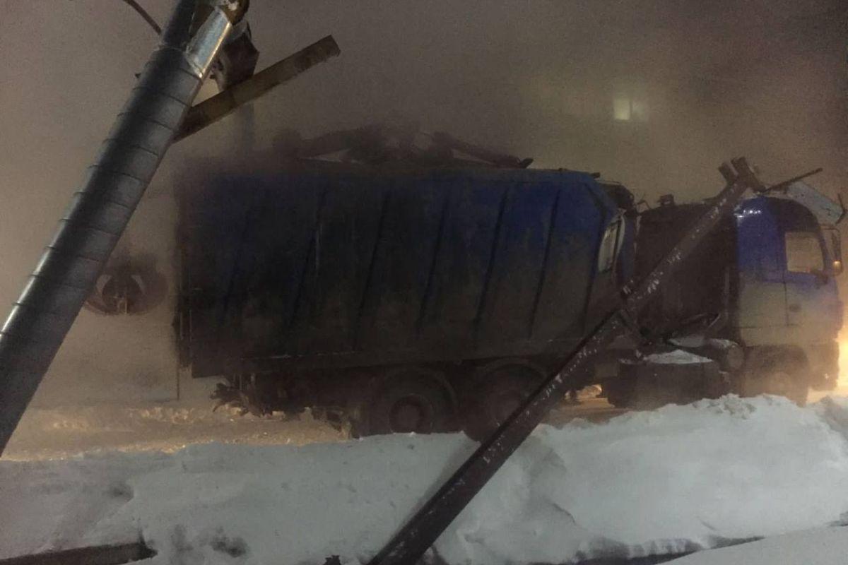 На Урале грузовик протаранил теплотрассу и оставил более 70 домов без отопления - Фото 1