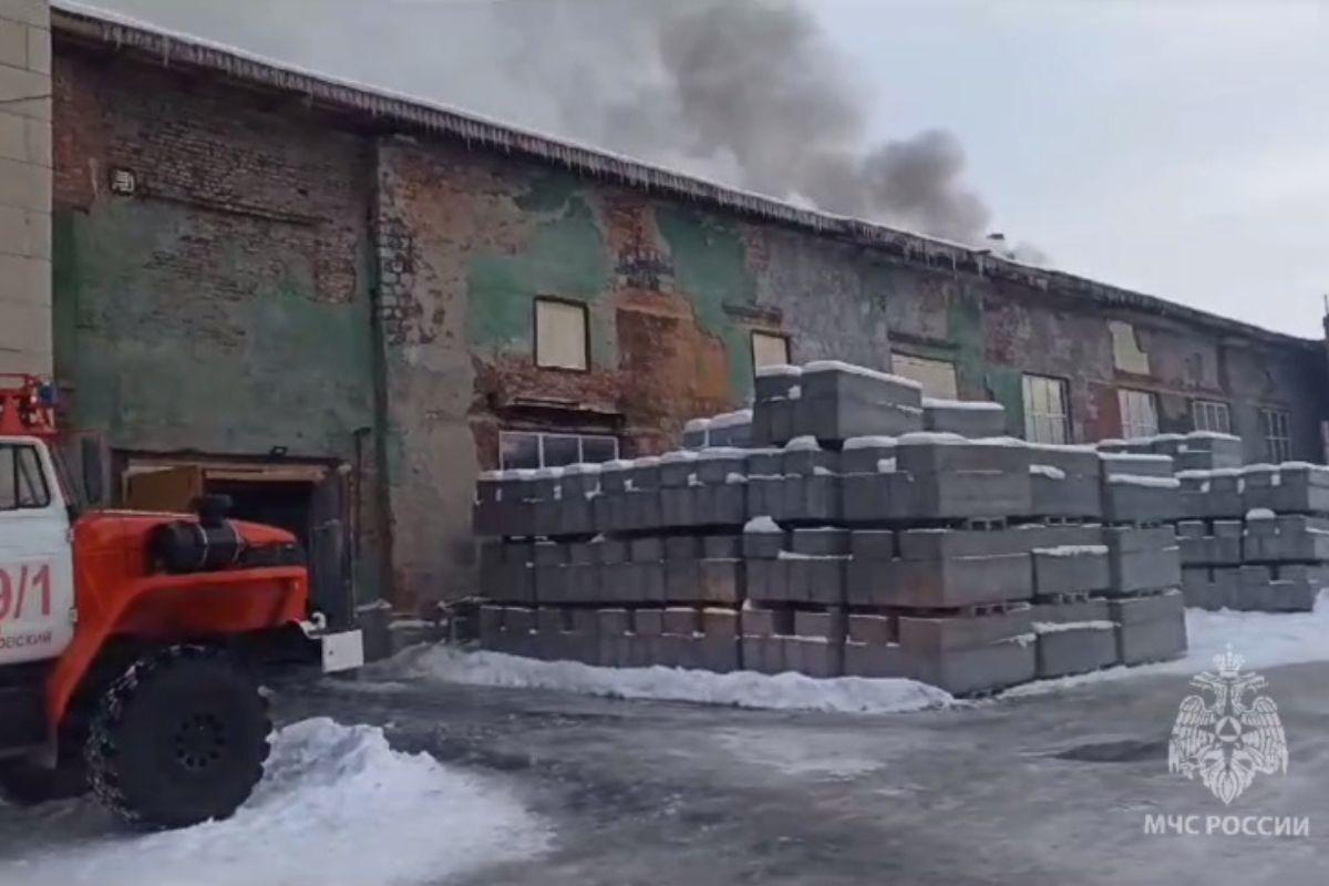 Пожар на изоляционном заводе в Бобровском потушен - Фото 1