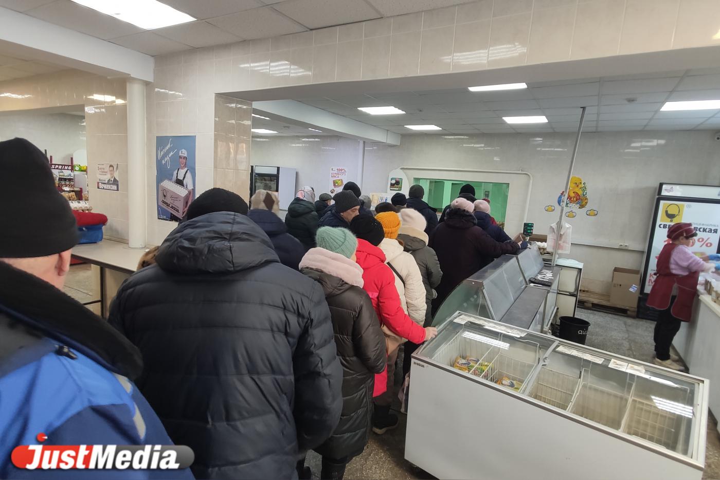 Екатеринбуржцы устроили яичный ажиотаж в магазинах птицефабрики - Фото 1