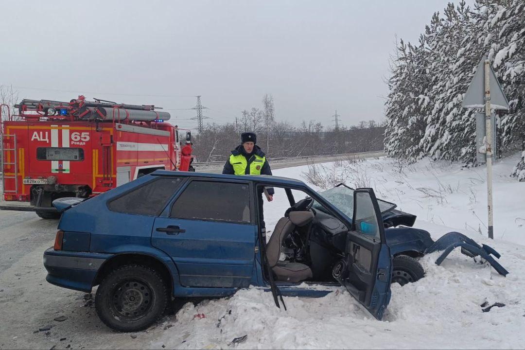 На трассе под Екатеринбургом легковушка с подростками залетела под грузовик - Фото 1