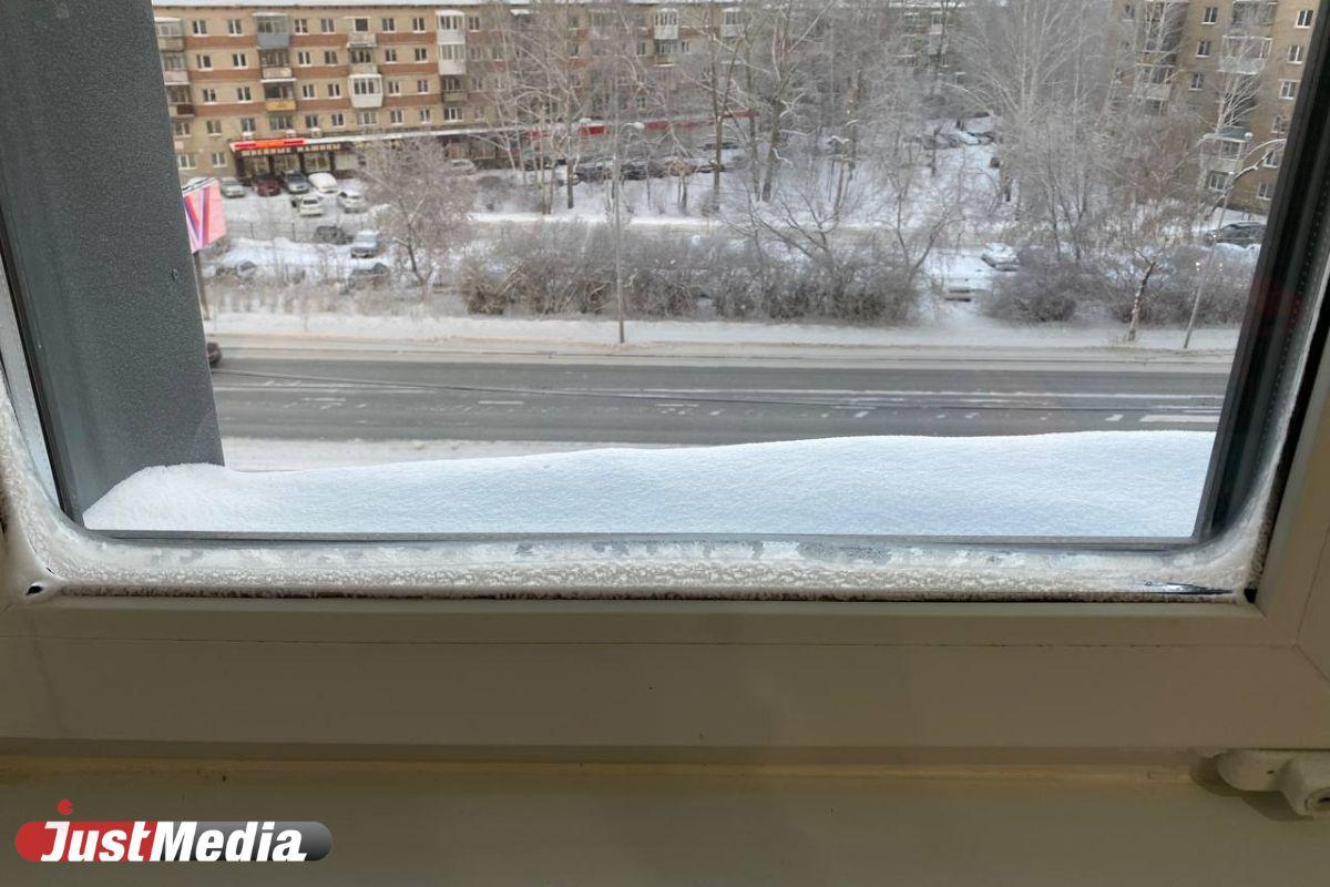 Наледь, сквозняки и дыры в стенах: жители новостройки в Екатеринбурге замерзают в квартирах - Фото 1