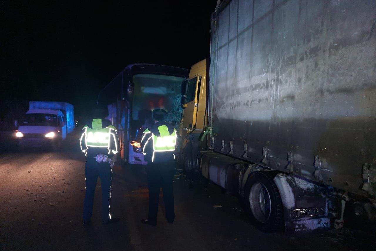 На Серовском тракте пассажирский автобус столкнулся с фурой - Фото 1