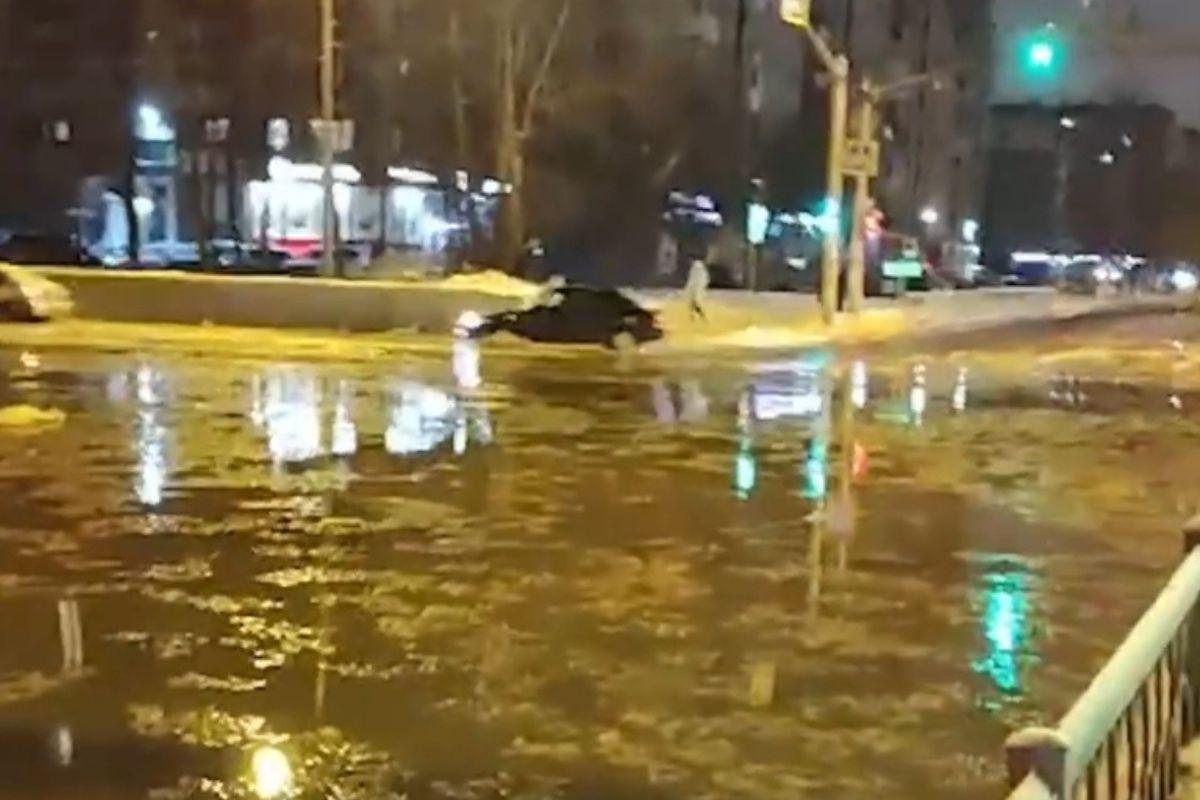 Несколько улиц на Уралмаше ушли под воду из-за крупной коммунальной аварии - Фото 1