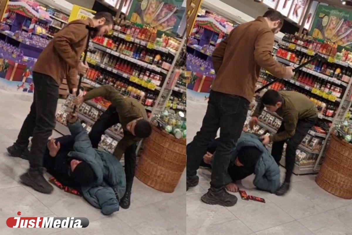 Охранники «Перекрестка» в Екатеринбурге жестко задержали воришку с тростью - Фото 1