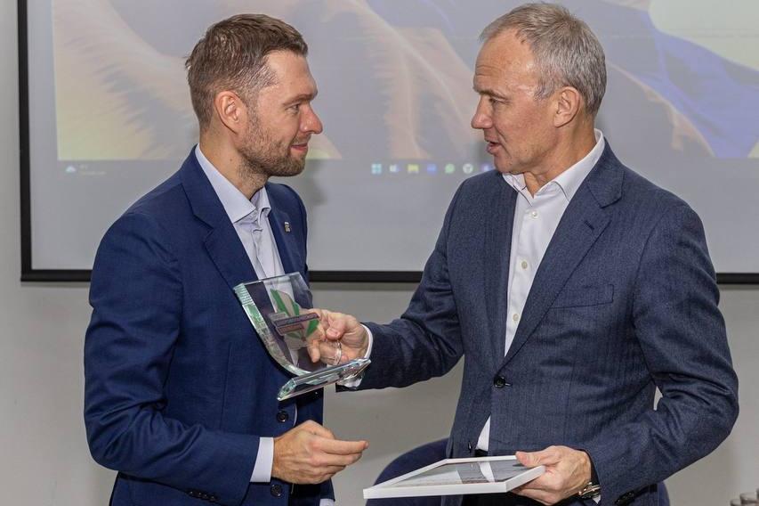 Алексей Вихарев получил награду за оказание гуманитарной помощи участникам СВО - Фото 1